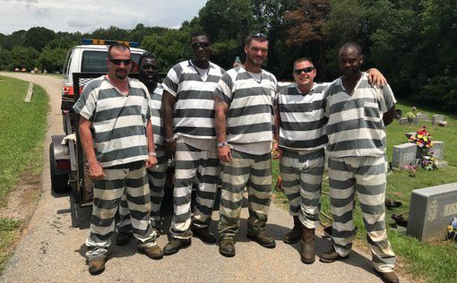 6 заключенных спасли жизнь своему конвоиру вместо побега