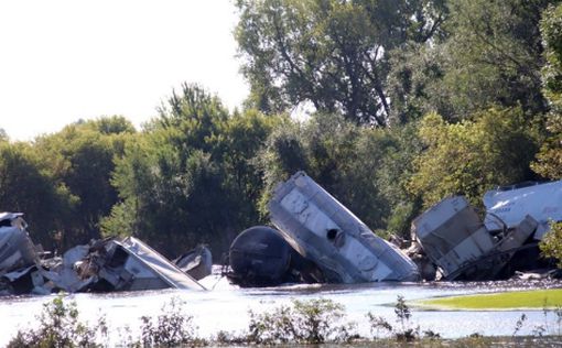 Грузовой поезд рухнул в реку в штате Айова