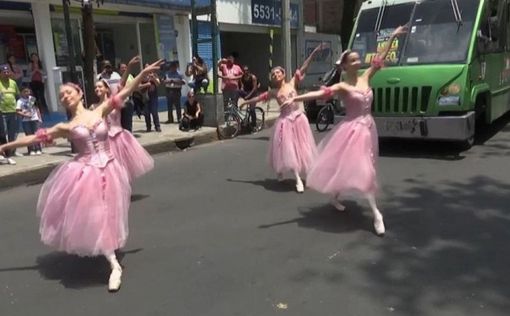 Артисты балета устроили шоу на дорогах Мехико