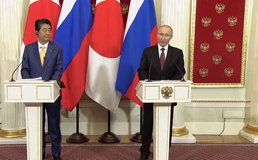 Абэ обсудил с Путиным мирный договор по пути в Давос