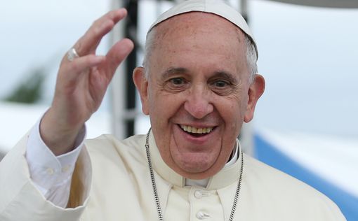 Папа Римский объяснил почему он упал во время мессы в Польше