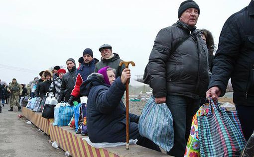 Если украинец уезжает за границу навсегда, выплату пенсии могут прекратить