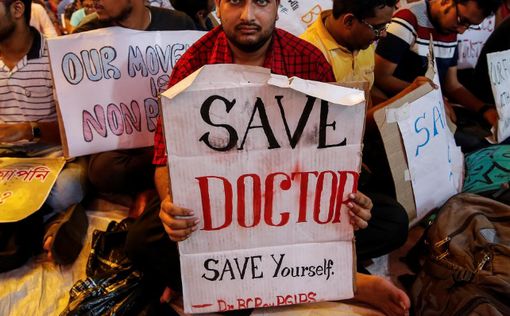 В Индии протестовали врачи