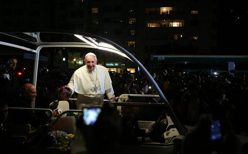 Папа Римский осудил "смертоносное безумие" террористов