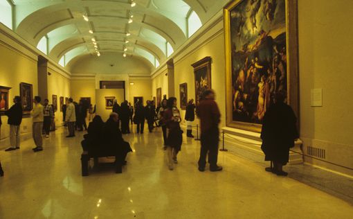 Музей разрешил учителю спать перед картиной Рембрандта