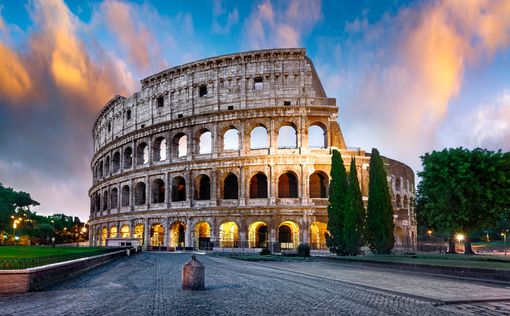 В Риме задержали туриста, писавшего имена на Колизее