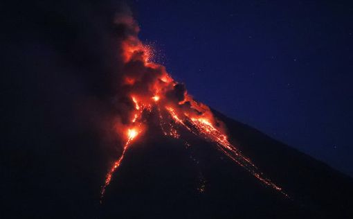 На Филиппинах начал извергаться огромный вулкан
