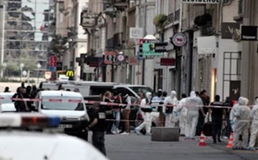 Полиция Лиона ищет террориста, оставившего бомбу на улице