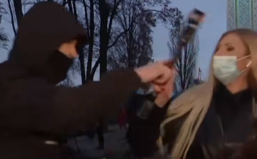 В Киеве на журналистку напали в прямом эфире