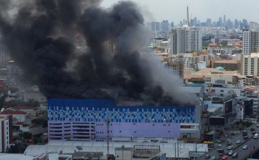 В Бангкоке горит многоэтажный кинотеатр