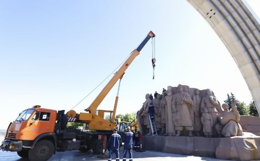 В Киеве начали демонтаж памятника под бывшей "Аркой дружбы народов" | Фото: Пресс-служба КГГА