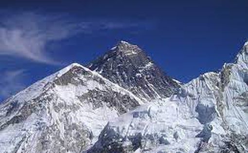 Двое туристов погибли при восхождении на Эверест