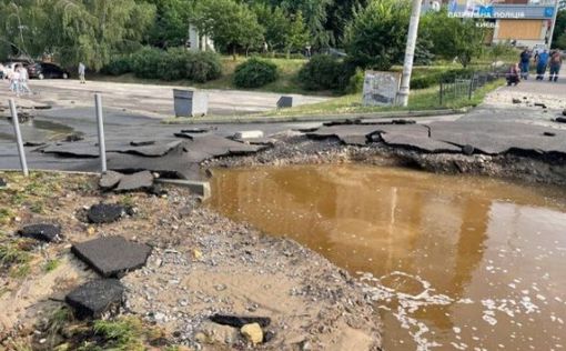 В Киеве снова "потоп и все стоит": возле "Демеевской" прорвало трубу