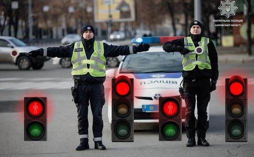 Патрульные полицейские регулируют дорожное движение