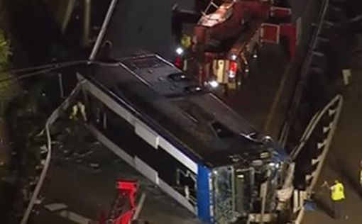 В Нью-Джерси перевернулся двухэтажный автобус: есть жертвы
