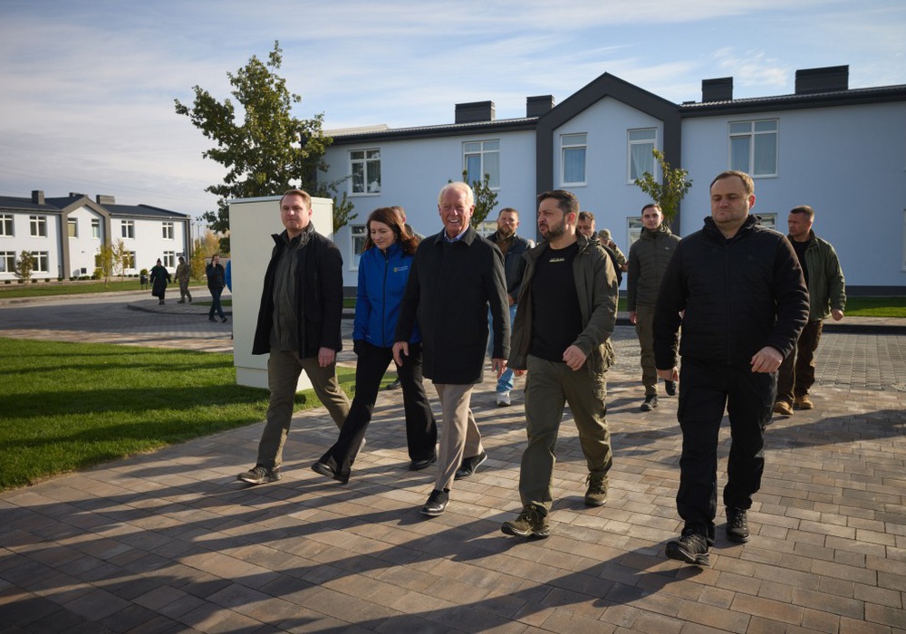 Зеленский показал строительство городка для пострадавших от войны. Фото | Фото: фото: president.gov.ua