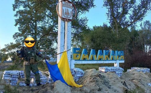 Украинский флаг поднят в поселке Нововознесенское