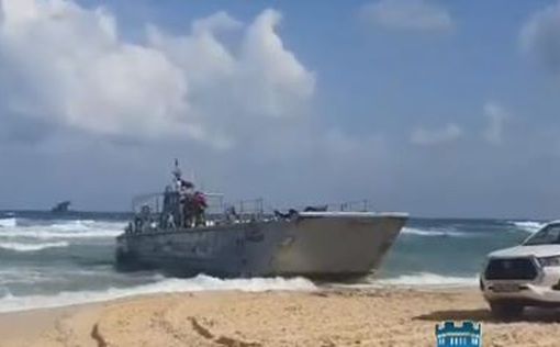Американская баржа вылетела на берег в Ашдоде по пути к причалу в Газе