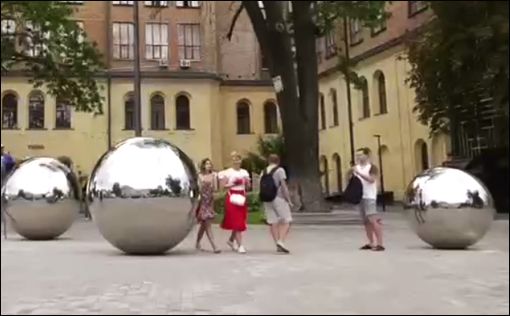 Видео дня: В центре Киева появились металлические капли