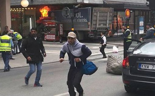 Премьер Швеции назвал терактом инцидент с грузовиком
