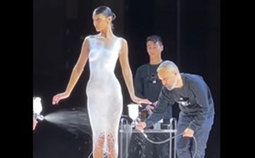 Мода будущего: Беллу Хадид одели в "жидкое" платье прямо на подиуме