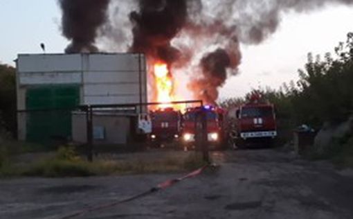 На нефтебазе в Донецке вспыхнул сильный пожар: видео