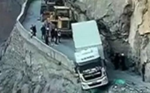 Шокирующее видео: грузовик три дня провисел на краю обрыва