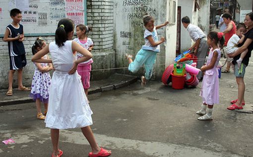 Китай разрешит рожать троих детей | Фото: AFP