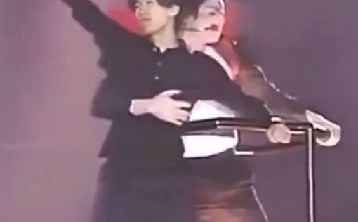 У 1996 році під час концерту в Сеулі до Майкла Джексона на кран забрався фанат