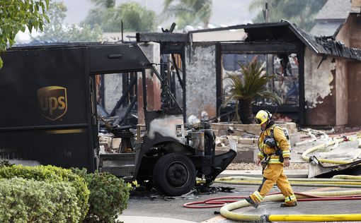 В Калифорнии самолет рухнул на жилые дома: есть жертвы