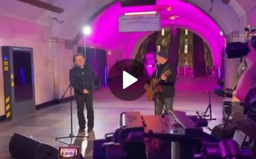 На станции метро "Хрещатик" выступают Боно и Эдж из U2