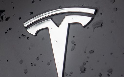 Власники Tesla опинилися у пастці після відключення живлення в авто
