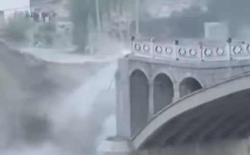 В Пакистане рухнул исторический мост (видео)
