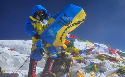 Украинец в пятый раз покорил Эверест: флаг с вершины продадут