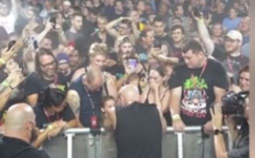 Трогательный момент: солист Disturbed остановил концерт из-за плачущей девочки