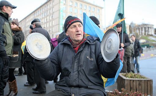 Обманутые вкладчики на Майдане жгли шашки и покрышки (фото)