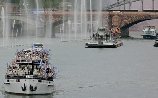 Перший катер виходить на парад Сеною під час церемонії відкриття Олімпіади