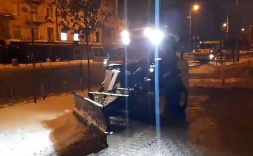 Техника и люди чистят Киев от снега, обрабатывают против гололеда