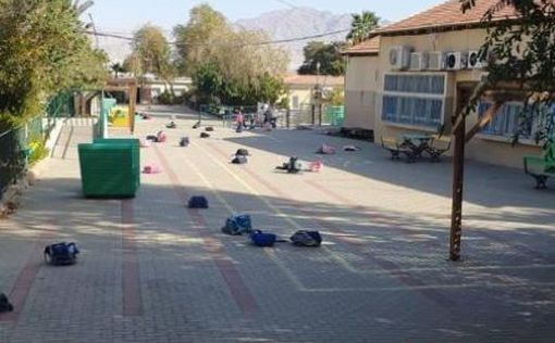 Двор школы "Альмог" в израильском Эйлате во время воздушной тревоги: фото