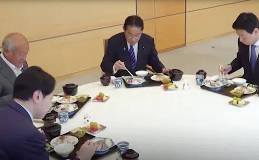 Премьер Японии перед камерами съел рыбу, выловленную рядом с АЭС "Фукусима" | Фото: BILD