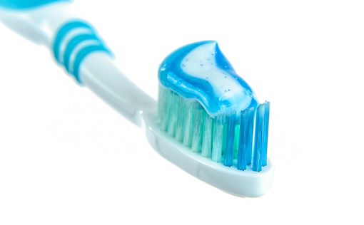 Почему стоматолог рекомендует семьям пользоваться общей зубной щеткой?