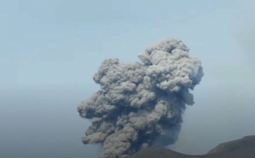 Вулкан на Курилах выбросил столб пепла: первые фото