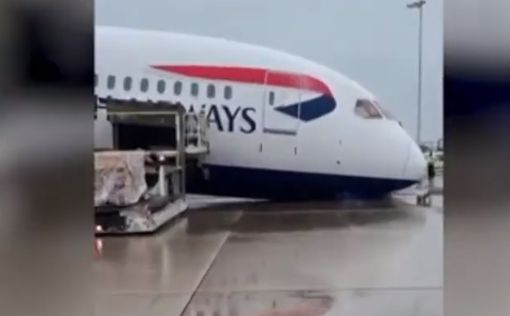 В Лондоне Boeing 787 Dreamliner зачерпнул носом