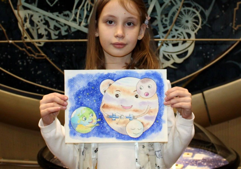 Космическое пространство бороздит ракета с рисунком 8-летней украинки