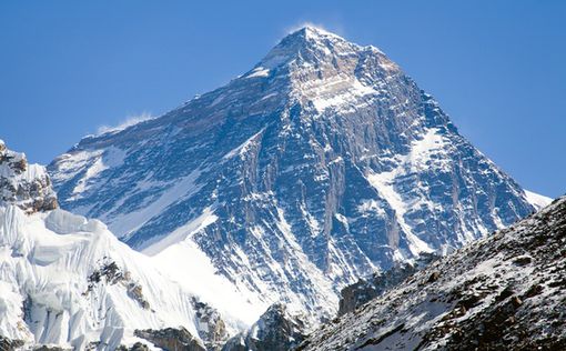 Ученые: Эверест стремительно теряет лед