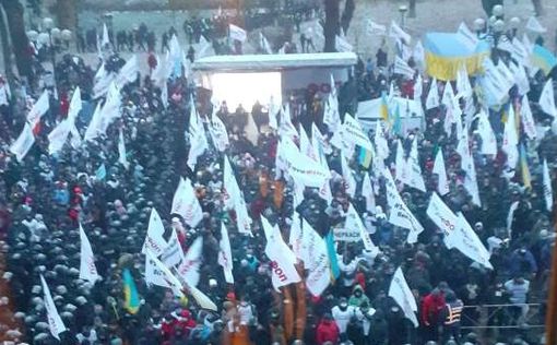 В Киеве митингующие пытаются прорваться в парламент