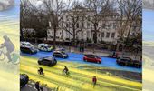 Дорога к посольству РФ в Лондоне стала сине-желтой. Фото | Фото 3