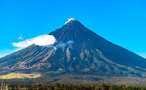 На Филиппинах повысили уровень тревоги из-за возможного извержения вулкана Майон