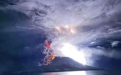 В Індонезії почалося виверження вулкана Руанг