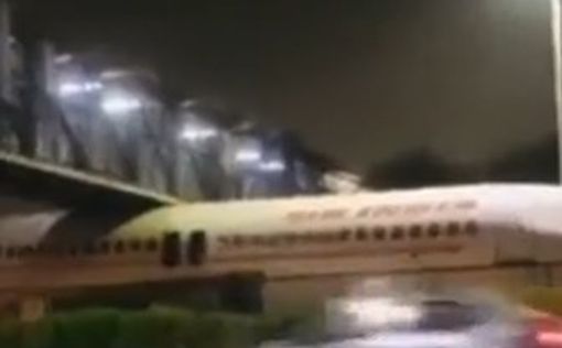 Видео: самолет застрял под пешеходным мостом